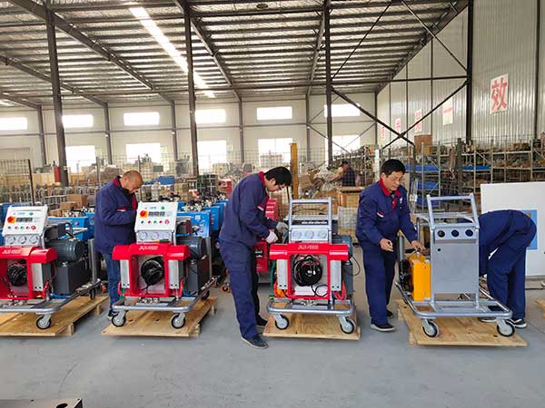 聚脲噴涂設(shè)備組裝中心